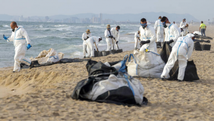 El vertido de fuel mantiene la prohibición del baño en las playas valencianas