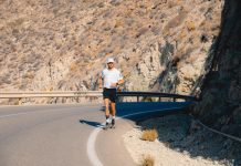 Un atleta llega a Valencia en un reto solidario donde recorre toda la costa mediterránea