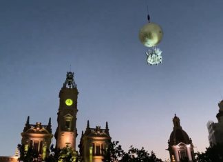VÍDEO | Revive el sorprendente espectáculo de ballet aéreo sobre la Plaza del Ayuntamiento