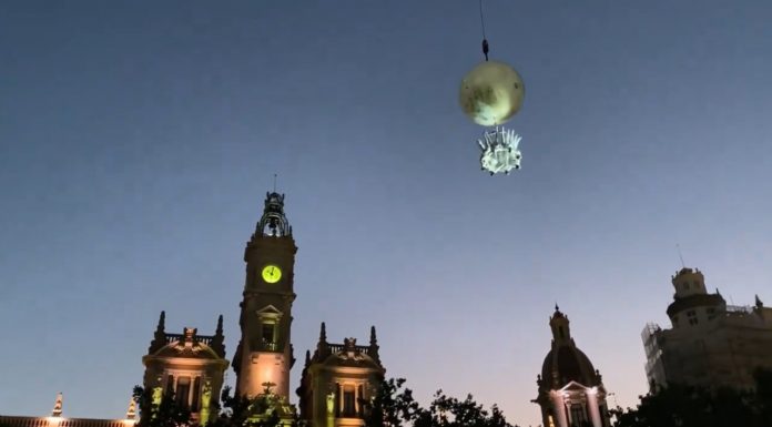 VÍDEO | Revive el sorprendente espectáculo de ballet aéreo sobre la Plaza del Ayuntamiento