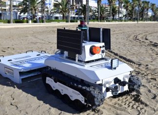 Valencia estrena el primer robot que limpia playas