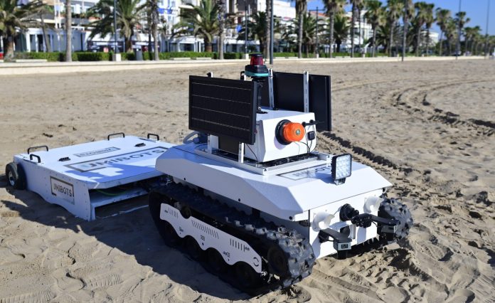 Valencia estrena el primer robot que limpia playas