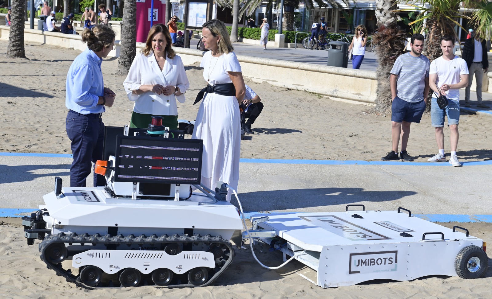 Se prueba el primer robot autónomo que limpia playas en Valencia