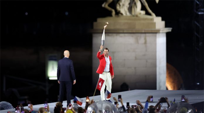Rafa Nadal protagonista con la antorcha en la apertura de los Juegos Olímpicos