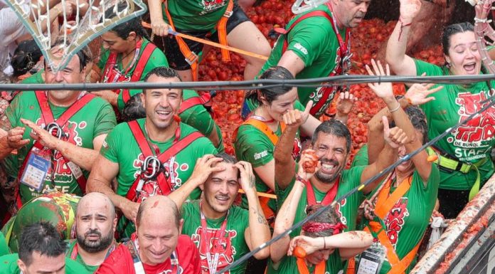 Carlos Mazón vive la tomatina de Buñol desde dentro