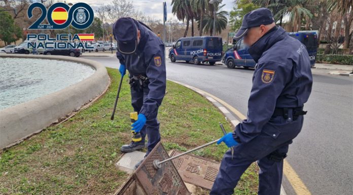 La Policía Nacional recupera un teléfono que cayó a unos turistas por una alcantarilla