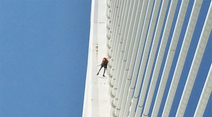 Unos alpinistas revisan el estado de conservación del Puente de l’Assut de l’Or