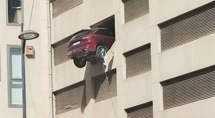 Una conductora deja su coche suspendido desde un tercer piso de un aparcamiento