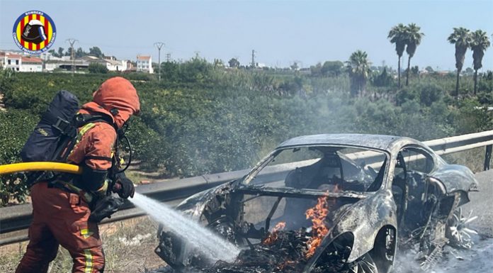 Arde un coche en la A-7 a la altura de Alginet