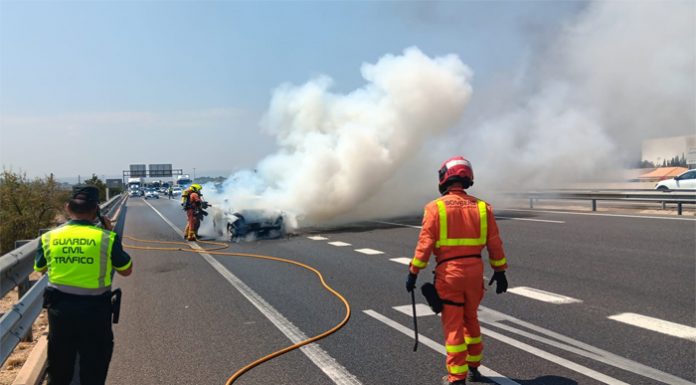 Un coche ardiendo colapsa la entrada a Valencia por la A-3