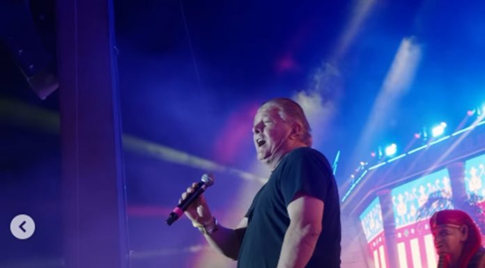 Francisco canta la versión electrónica del himno de Valencia en el Medusa