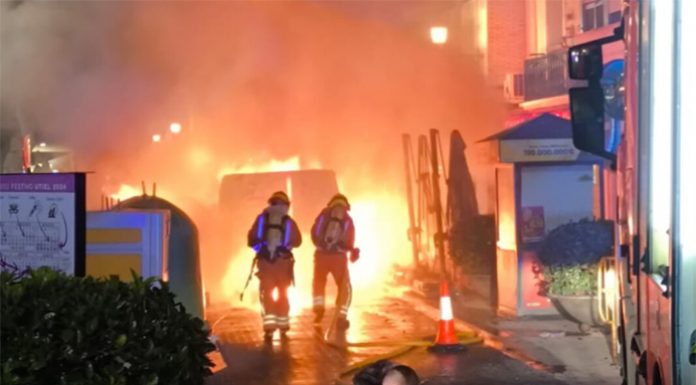 Arde una camioneta y mobiliario urbano en Utiel