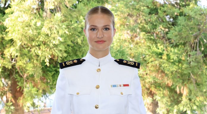Primeras imágenes de la princesa Leonor con el uniforme blanco de guardamarina