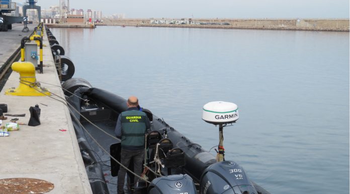 Interceptan una narcolancha varada en la playa de Xeraco y Gandía