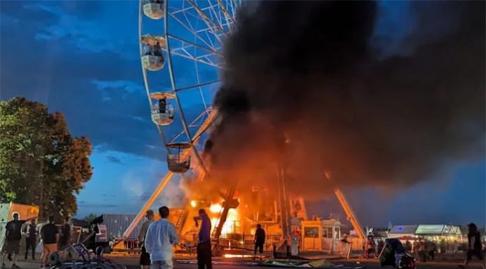 Vídeo: incendio de una noria en un festival de música en Alemania