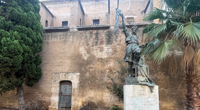 Preparan la restauración de la icònica escultura de bronze del Palleter junto a las Torres de Quart
