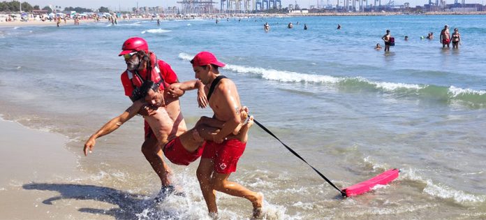 Un bañista rescatado en tiempo récord en la playa de Pinedo