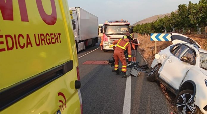 Un vehículo sale de la vía en un accidente en la CV-50 en Tavernes de la Valldigna