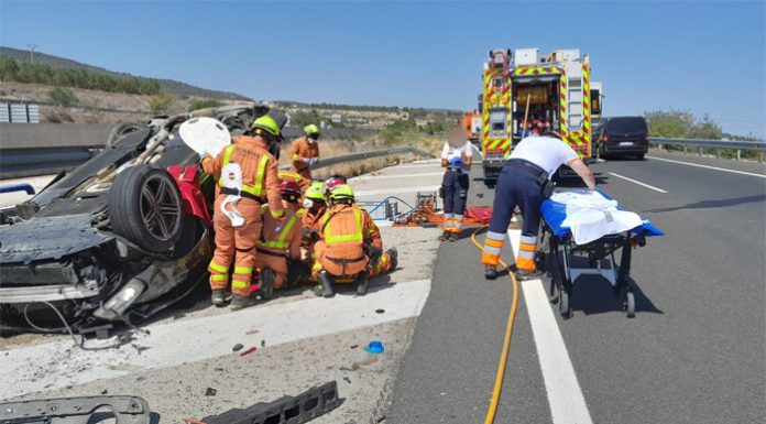 Cuatro heridos en un accidente tras volcar un coche en Moixent