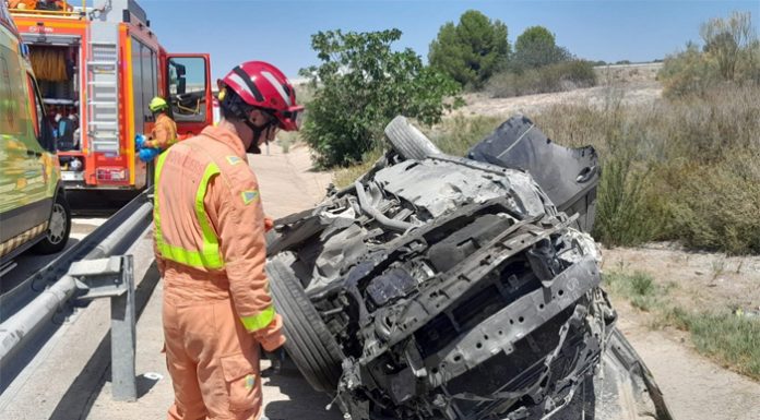 Un coche pierde el control y vuelca en la A7 en Xàtiva