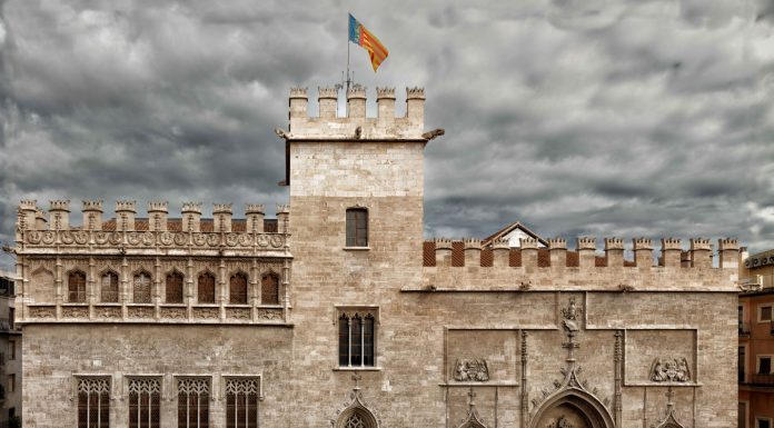 Cierran una parte de la plaza del Mercado al montar un andamio junto a la torre de la Lonja Lonja de Valencia