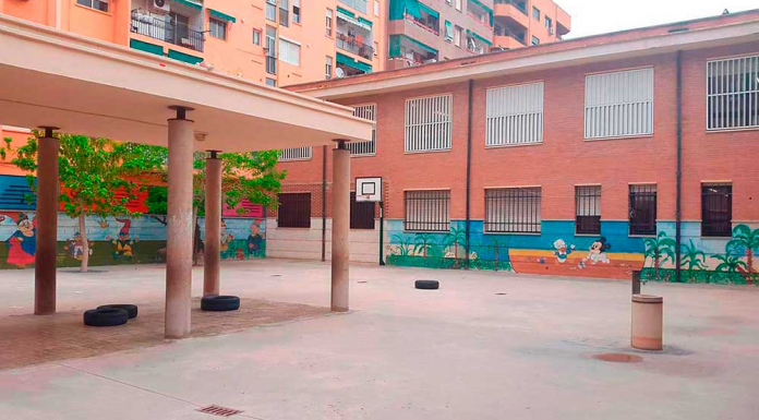 Ponen pintura térmica especial en el patio de un colegio de Valencia para combatir las altas temperaturas