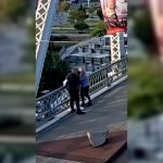 Bon Jovi evita el suicidio de una mujer que quería saltar de un puente en Nashville Bon Jovi evita el suicidio de una mujer que quería saltar de un puente en Nashville