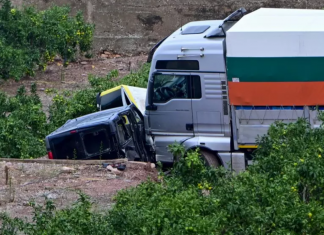 Un camión con problemas en los frenos arrolla y mata a tres personas en Valencia