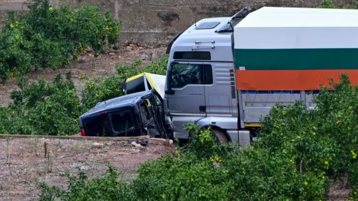 Un camión con problemas en los frenos arrolla y mata a tres personas en Valencia