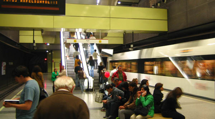 Una niña se queda atrapada en la escalera mecánica del metro de Colón