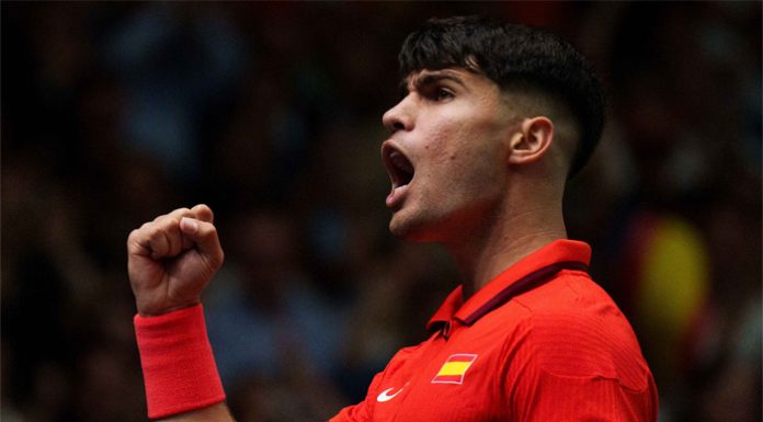 Carlos Alcaraz se impone en Valencia ante un Tomas Machac que abandona por lesión