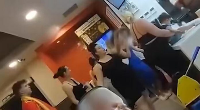 Vídeo: Unas madres pegan a empleados de Burger King por tardar con el pedido