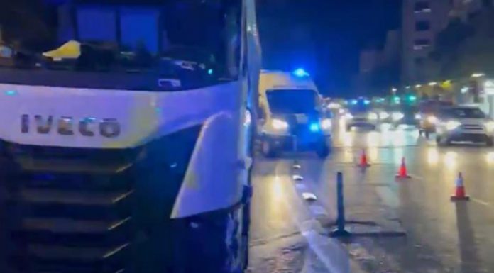 Un camionero circula de forma descontrolada por la avenida del Cid hasta Plaza de España