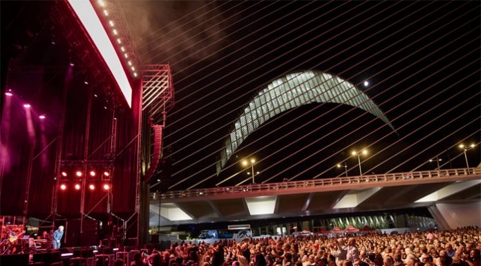 Raphael vuelve a llenar con casi 5.000 personas el recinto de la Ciudad de las Artes