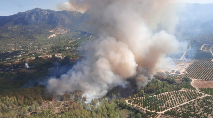 El incendio de Simat de la Valldigna sigue activo y vuelven los medios aéreos