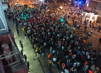 Tensión y disturbios en Mestalla tras la derrota del Valencia: un detenido y quema de contenedores