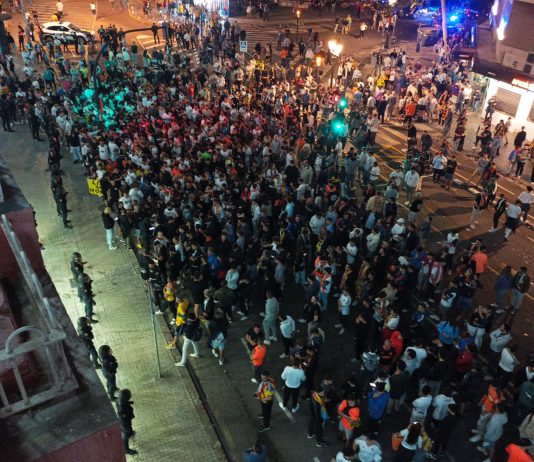 Tensión y disturbios en Mestalla tras la derrota del Valencia: un detenido y quema de contenedores