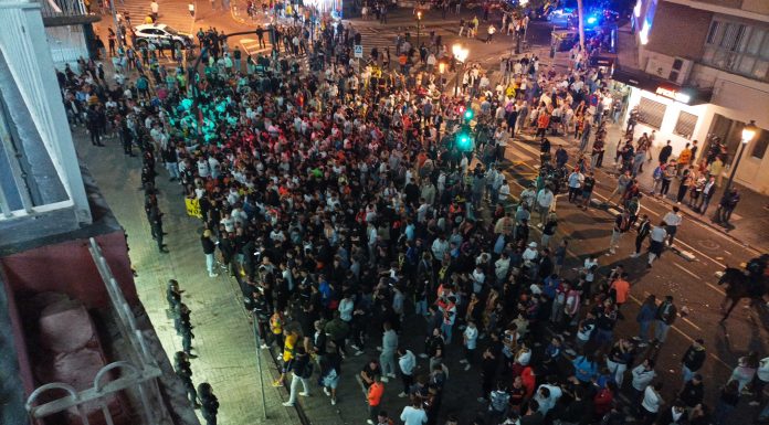 Tensión y disturbios en Mestalla tras la derrota del Valencia: un detenido y quema de contenedores