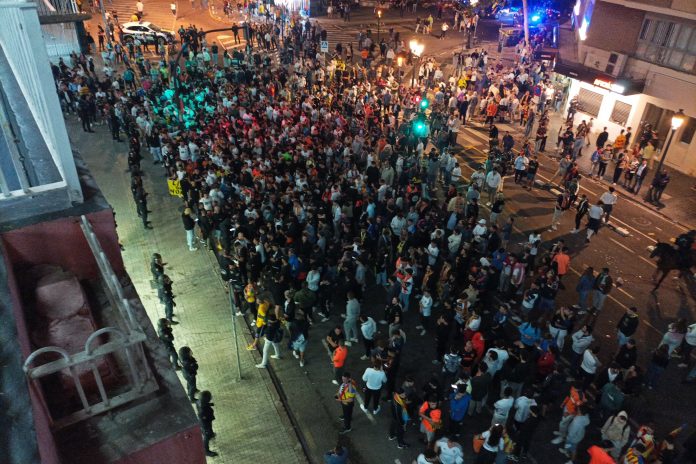 Tensión y disturbios en Mestalla tras la derrota del Valencia: un detenido y quema de contenedores