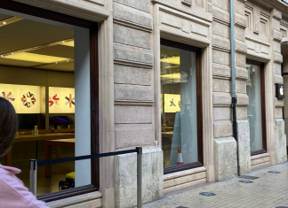 Roban en la tienda Apple de Valencia tras estrellar un coche contra el escaparate