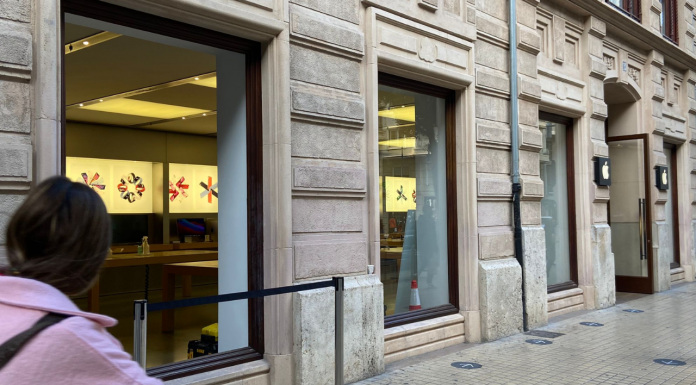 Roban en la tienda Apple de Valencia tras estrellar un coche contra el escaparate