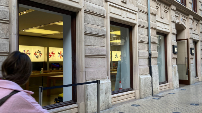 Roban en la tienda Apple de Valencia tras estrellar un coche contra el escaparate