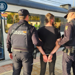 Un hombre con un chaleco bomba falso siembra el terror en un tren de Valencia