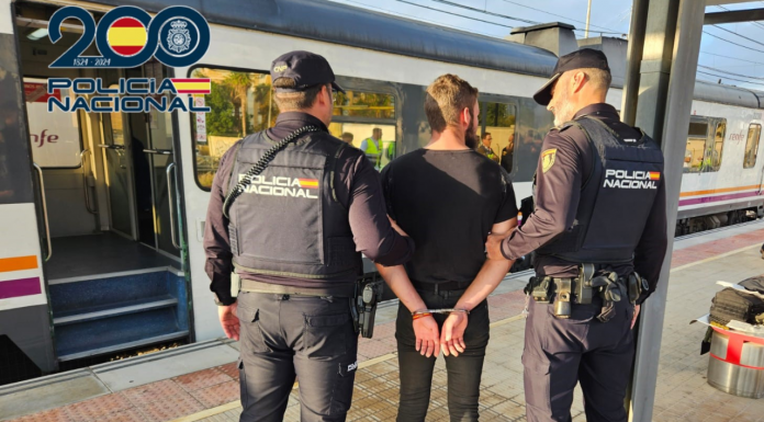 Un hombre con un chaleco bomba falso siembra el terror en un tren de Valencia