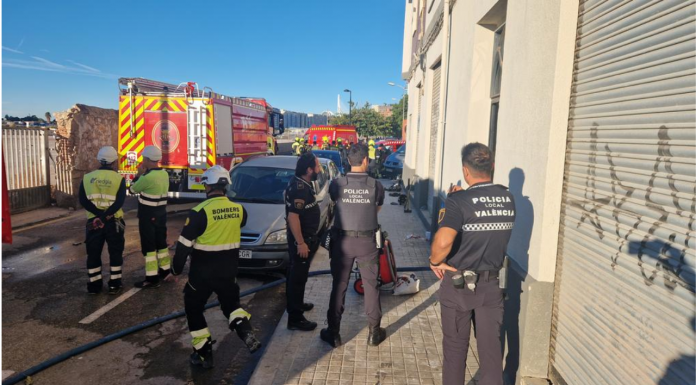 Un incendio en la avenida de Francia deja una docena de heridos