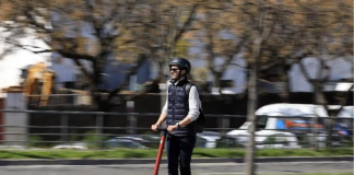 Unos jóvenes en patinete disparan a peatones con un fusil de aire comprimido en Castellón