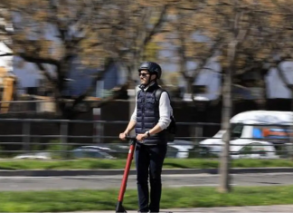 Unos jóvenes en patinete disparan a peatones con un fusil de aire comprimido en Castellón