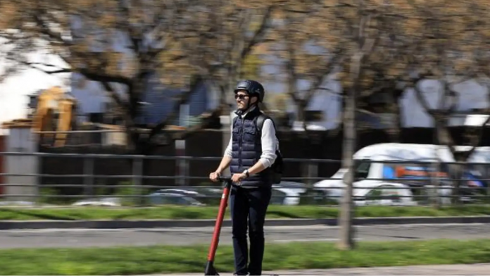 Unos jóvenes en patinete disparan a peatones con un fusil de aire comprimido en Castellón