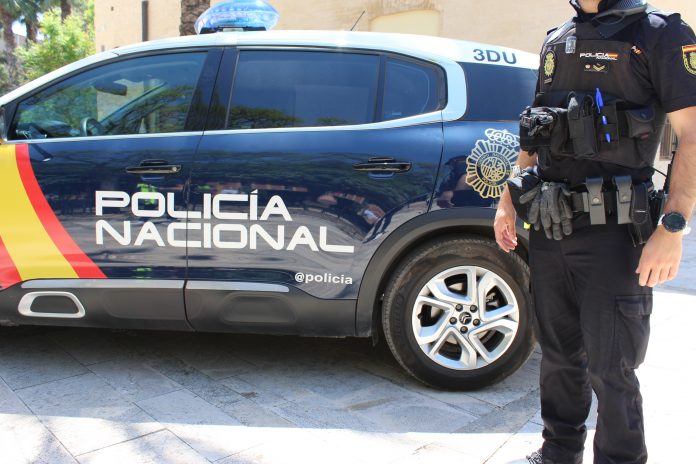 Rescatan a una mujer encerrada por su expareja en un piso de Valencia