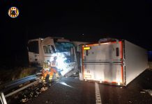 Un accidente entre cuatro camiones obliga a cortar un tramo de la A-7